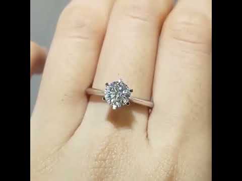 Classic 18K White Gold 1.0 Ct Round Cut Diamond Engagement Ring